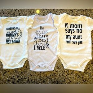 Graphic onesies aunt/uncle